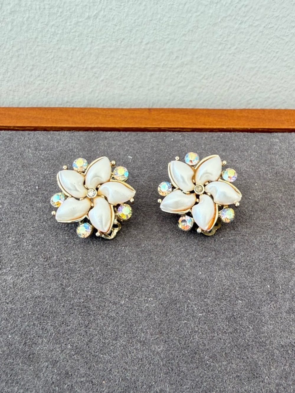 Vintage Lisner White Pearl Flower Clip-On Earrings